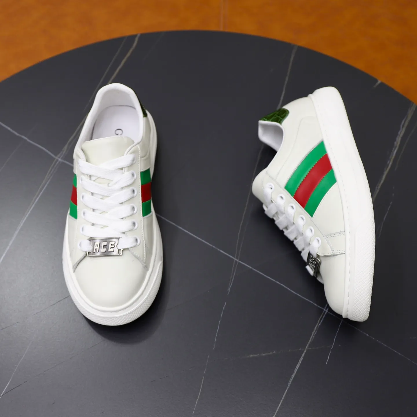 Ex-factory price: 500💰🙅‍♂️🙅‍♂️🙅‍♂️ Brand: Gucci GuCCI Standard code: 38-44 (45 customized) Grade: Same as the official website Material: Original leather splicing Comfortable and breathable pigskin lining Lightweight and wear-resistant sports outsole Style category: Men's fashionable casual shoes Running sneakers Distinguished luxury brand elements Top luxury Color: actual picture color